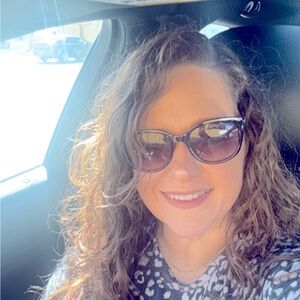 Meet your Posher, Lara